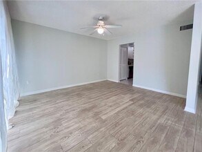 701 N Pine Island Rd, Unit 303 in Plantation, FL - Foto de edificio - Building Photo