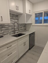 1906 N Hollywood Way, Unit 104 in Burbank, CA - Foto de edificio - Building Photo