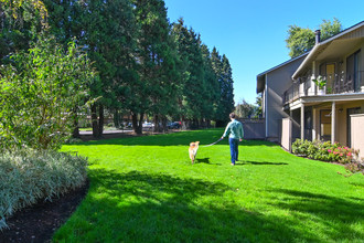 Kentfield Apartments in Eugene, OR - Foto de edificio - Building Photo