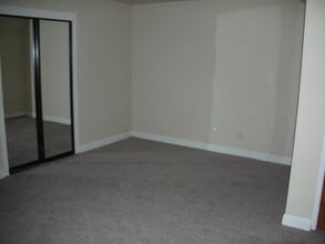 135 Lake Dr in San Bruno, CA - Foto de edificio - Building Photo