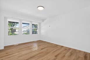 12714-12772 72 St NW in Edmonton, AB - Building Photo