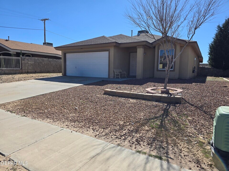 1400 Cravens St in Anthony, TX - Building Photo