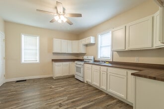 795 Blaze Rd in Galesburg, IL - Building Photo - Building Photo