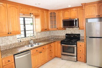 1348 N Orange Dr, Unit 2 in Los Angeles, CA - Building Photo - Building Photo