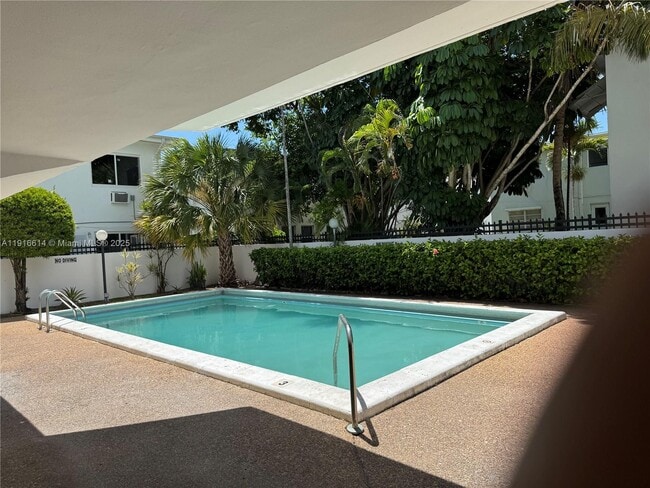7921 Byron Ave, Unit 506 in Miami Beach, FL - Foto de edificio - Building Photo