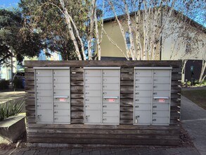 27 Moss Ln in Oakland, CA - Building Photo - Building Photo