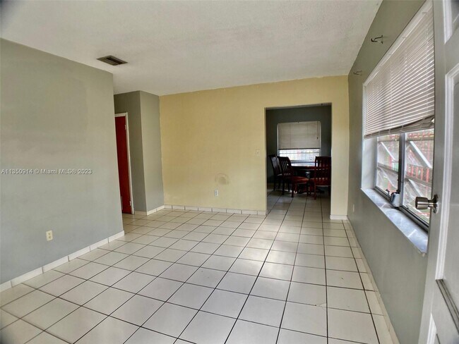 3181 SW 26th St-Unit -3181 in Miami, FL - Building Photo - Building Photo