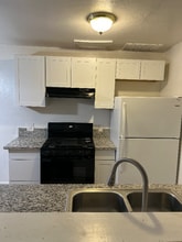 1 W Cameron St in Hanford, CA - Building Photo - Building Photo