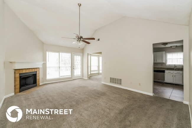 7816 Lake Cross Dr E in Memphis, TN - Building Photo - Building Photo