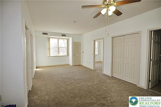 2121 Hokendauqua Ave in Northampton, PA - Building Photo - Building Photo