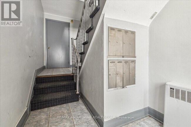 1023-1023 Churchill Ave in Oakville, ON - Building Photo - Building Photo