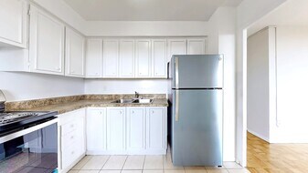 Lambeth House in Toronto, ON - Building Photo