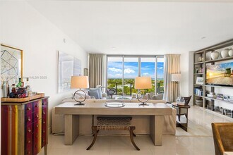 360 Ocean Dr in Key Biscayne, FL - Foto de edificio - Building Photo