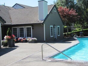 Berkshire Court Apartments in Wilsonville, OR - Foto de edificio - Building Photo