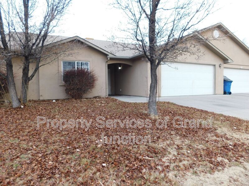 3016 Oakwood Dr in Grand Junction, CO - Building Photo