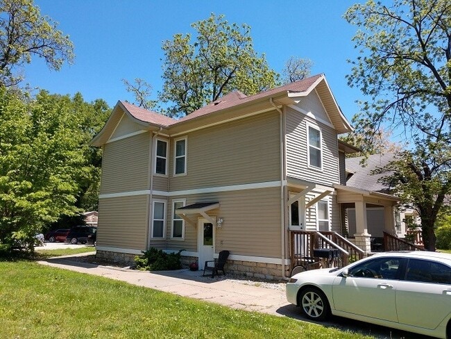 818 Bluemont Ave in Manhattan, KS - Building Photo - Building Photo