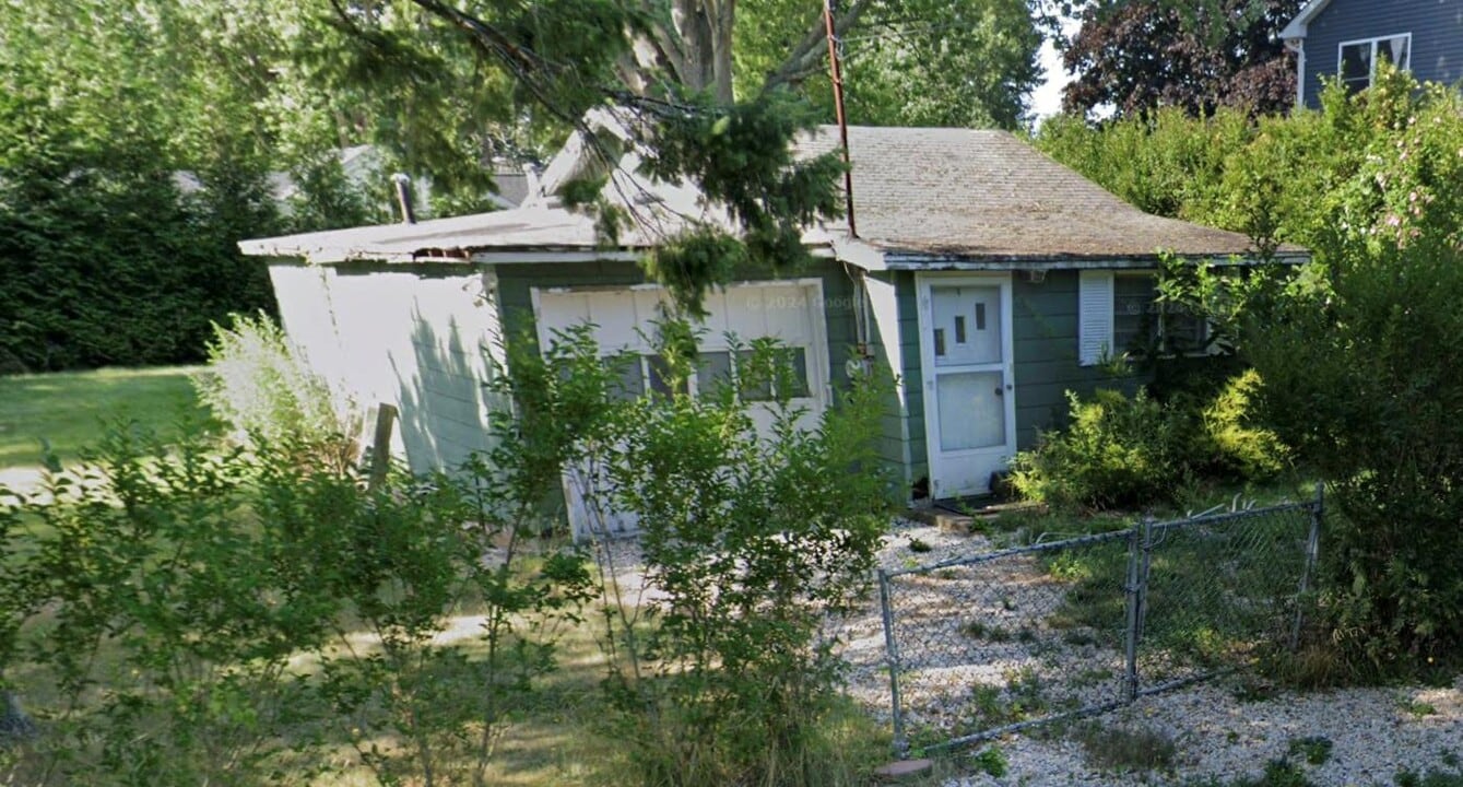 208 Forest Rd W in Mastic Beach, NY - Building Photo