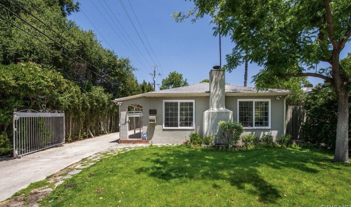 21917 Lopez St in Woodland Hills, CA - Building Photo