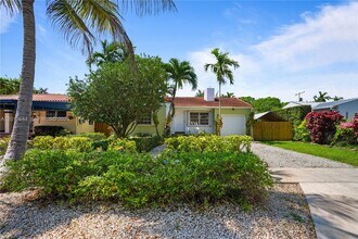 2460 SW 24th St in Miami, FL - Building Photo - Building Photo