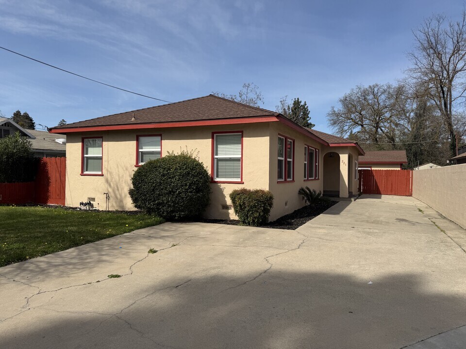 221 Walden St in Modesto, CA - Building Photo