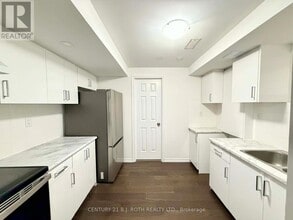 90 Pappain Crescent in Brampton, ON - Building Photo - Building Photo