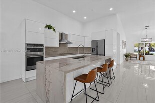 710 Lake Blvd in Weston, FL - Building Photo