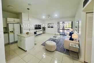 9743 W McNab Rd in Tamarac, FL - Foto de edificio - Building Photo