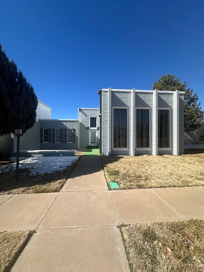 property at 1100 Colonial Pkwy