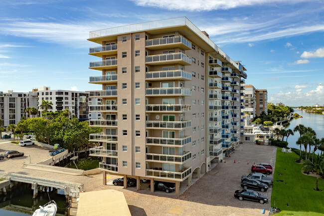 Hillsboro Island House in Hillsboro Beach, FL - Foto de edificio - Building Photo