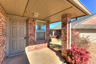 12309 SW 2nd St in Yukon, OK - Foto de edificio - Building Photo