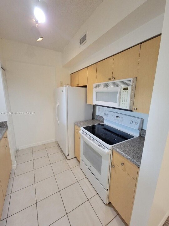 2160 E Preserve Way, Unit 202 in Miramar, FL - Foto de edificio