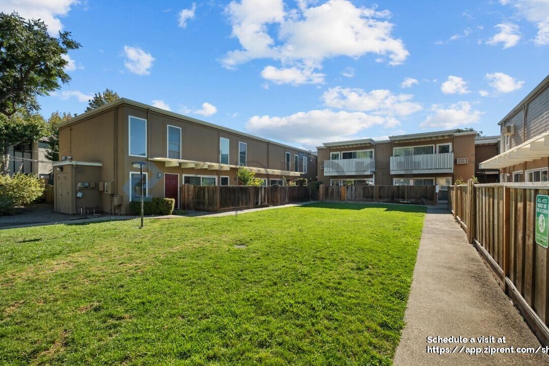 1919 Ygnacio Valley Rd in Walnut Creek, CA - Foto de edificio