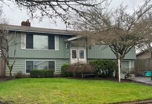 3355 Montebello Ave in Springfield, OR - Building Photo