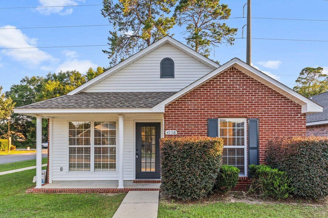4558 Barrington Ln in Niceville, FL - Building Photo