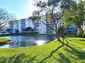 1770 NE 191st St in Miami, FL - Foto de edificio - Building Photo