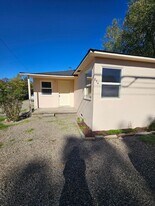 1-854 1/2 W Stewart Ave in Medford, OR - Building Photo