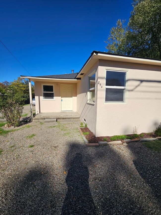 property at 1-854 1/2 W Stewart Ave