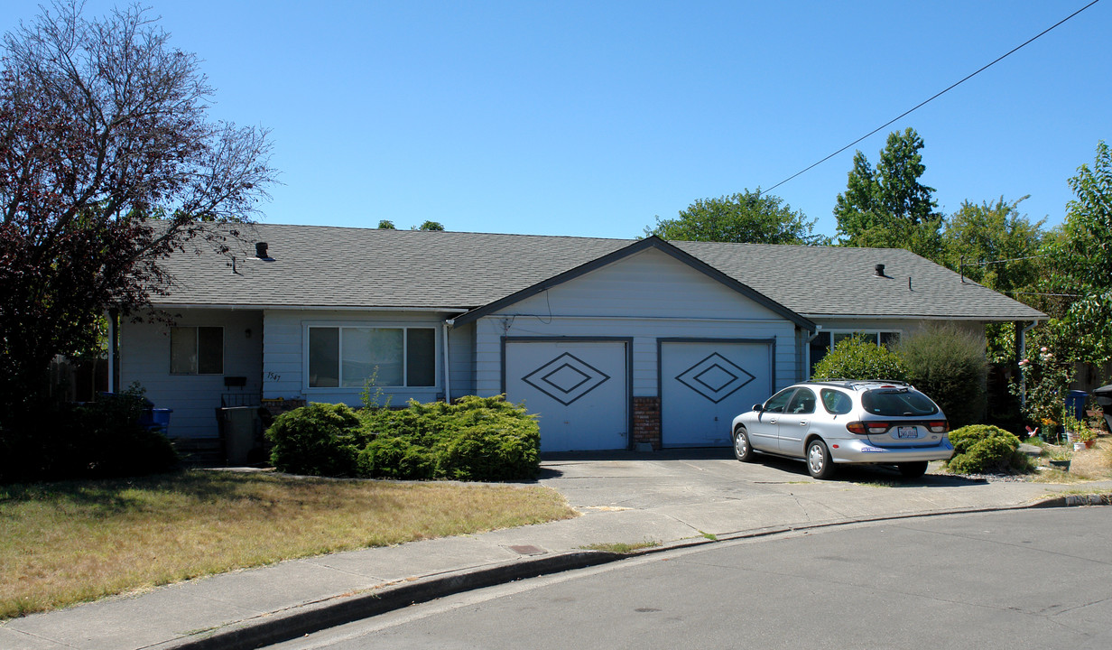 1545 Hilliard Ct in Santa Rosa, CA - Foto de edificio