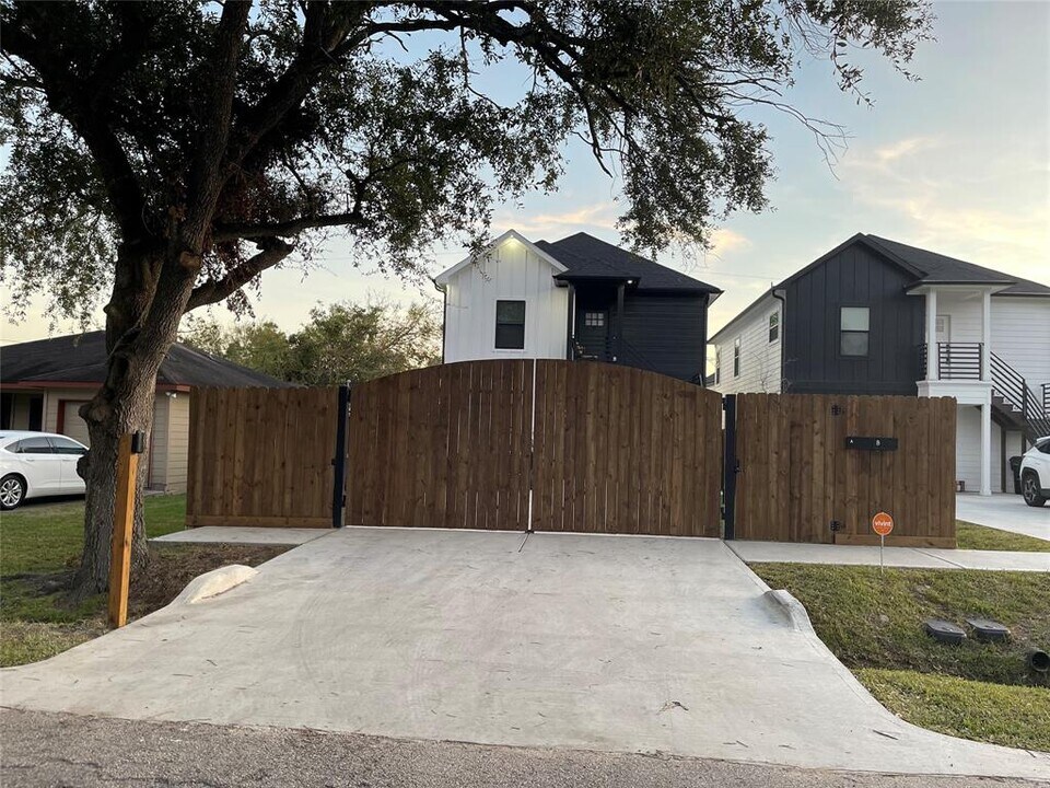 5010 Wilmington St-Unit -A in Houston, TX - Building Photo