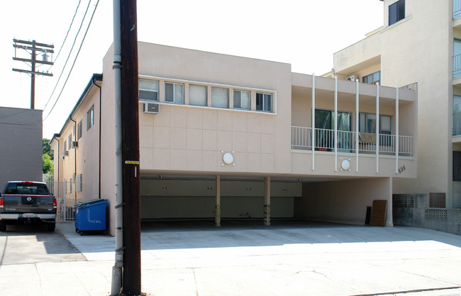 636 N Flores St in Los Angeles, CA - Building Photo - Building Photo