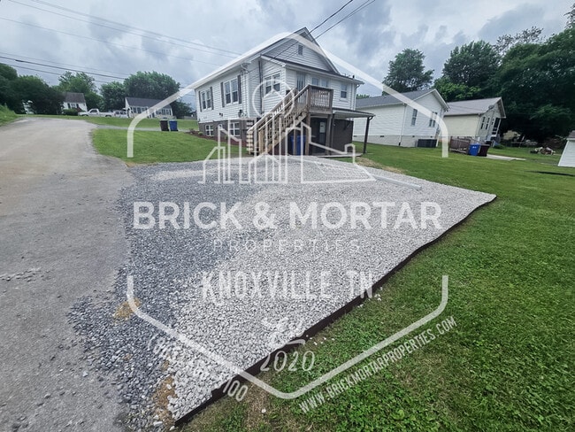 657 E Lincoln Rd in Alcoa, TN - Foto de edificio - Building Photo