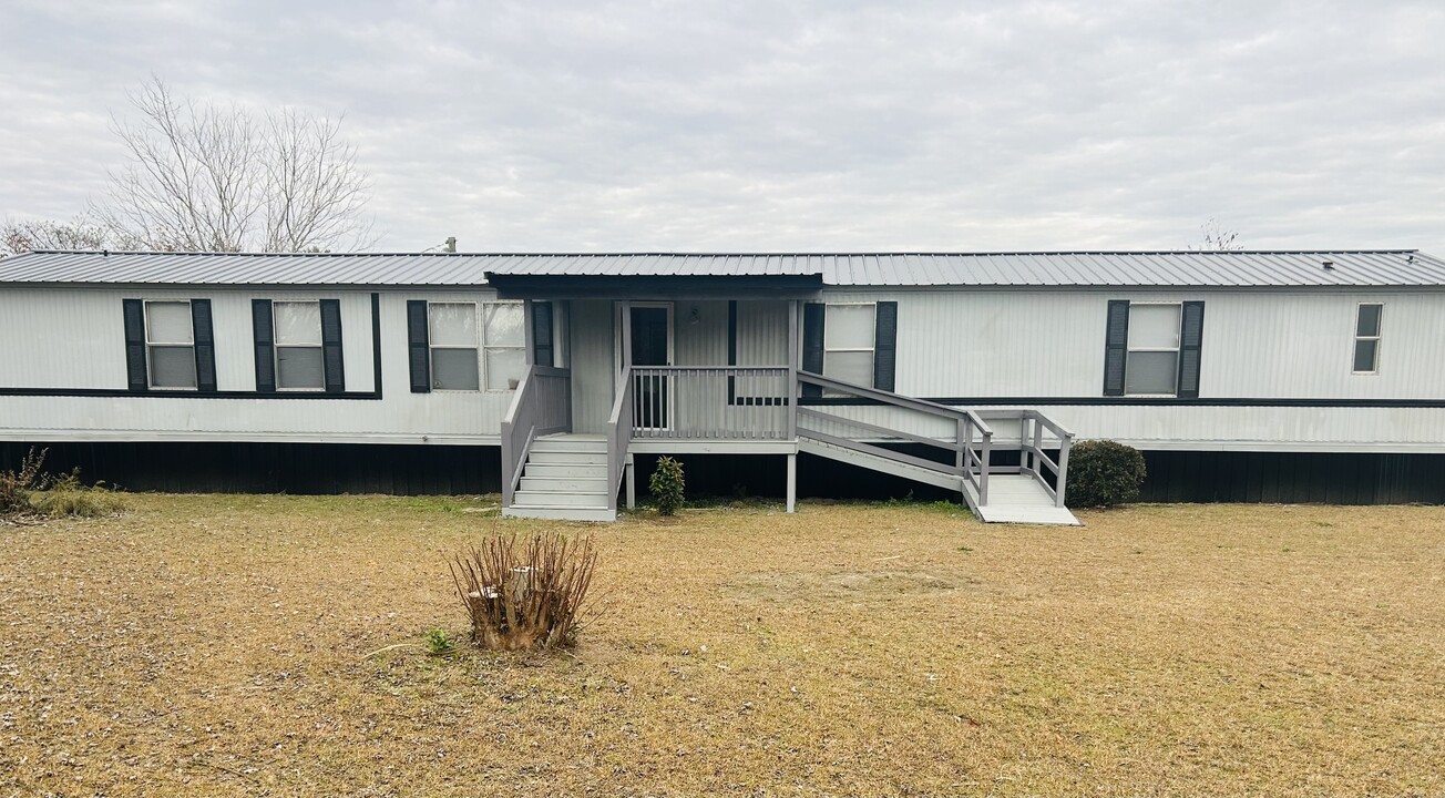 135 Cream Puff Cir in Elloree, SC - Building Photo