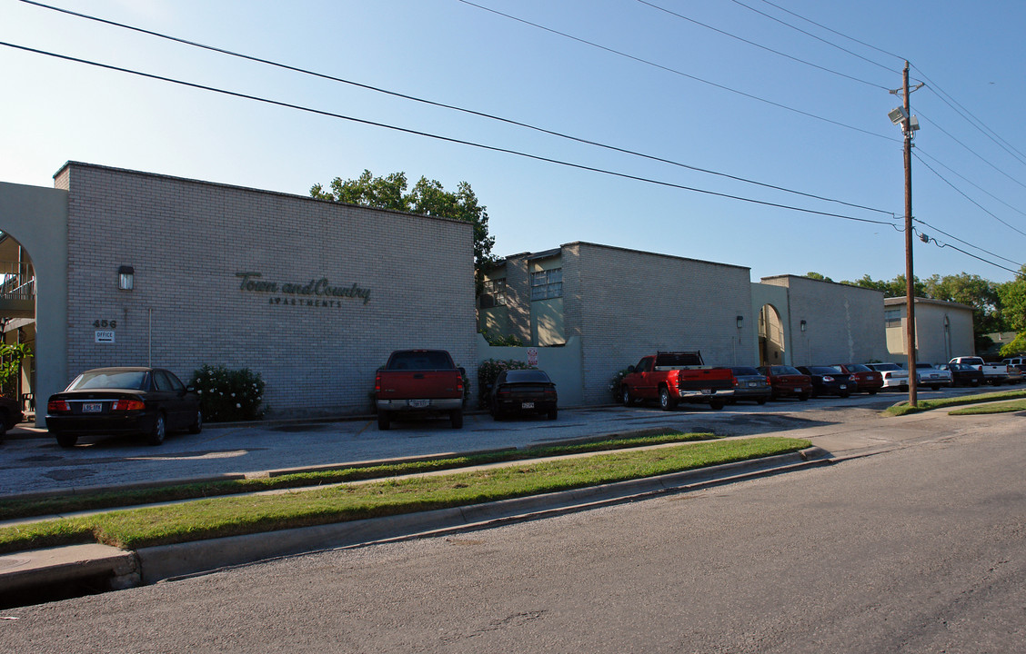 Town & Country Apartments in Corpus Christi, TX - Building Photo