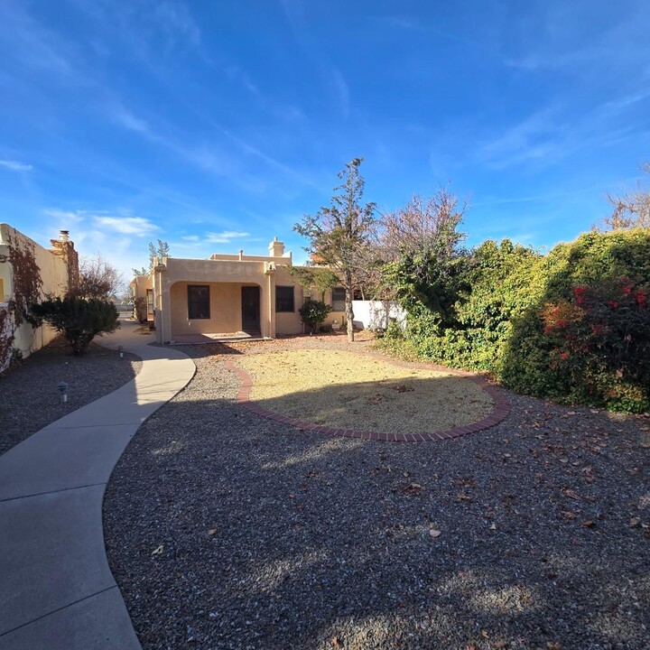 5913 Cubero Dr NE in Albuquerque, NM - Building Photo