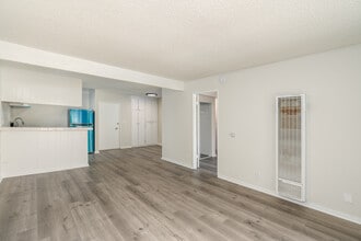 Roscoe Canoga LLC in Canoga Park, CA - Foto de edificio - Interior Photo