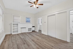 1049 E 5th St in Long Beach, CA - Building Photo