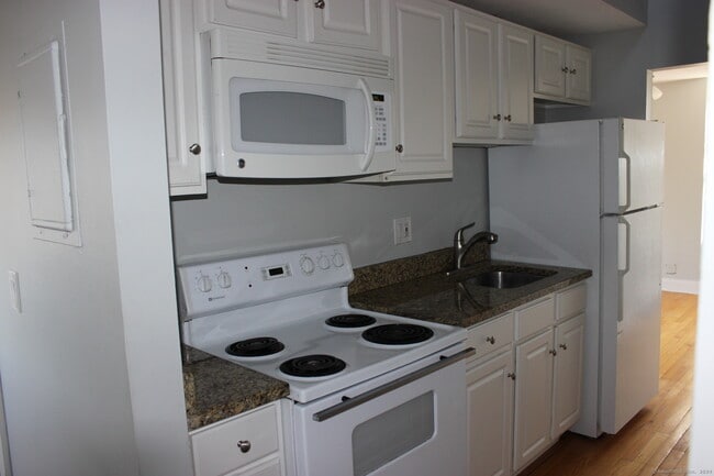 488 Chapel St in New Haven, CT - Building Photo - Building Photo