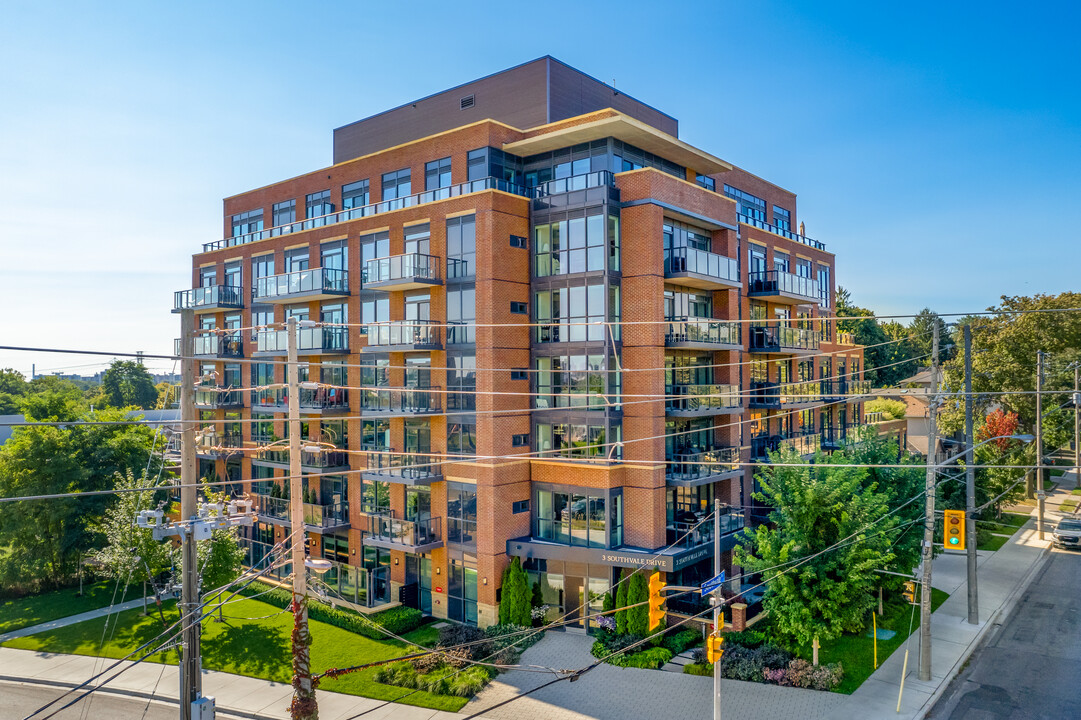 Leaside Manor in Toronto, ON - Building Photo