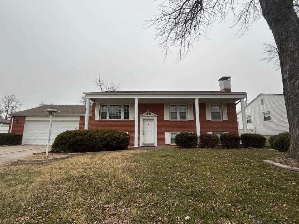 42 Steeplechase Dr in St. Peters, MO - Building Photo