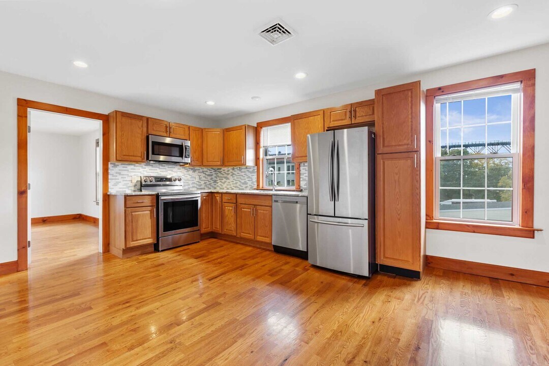 75 Albany St-Unit -#3 in Poughkeepsie, NY - Foto de edificio